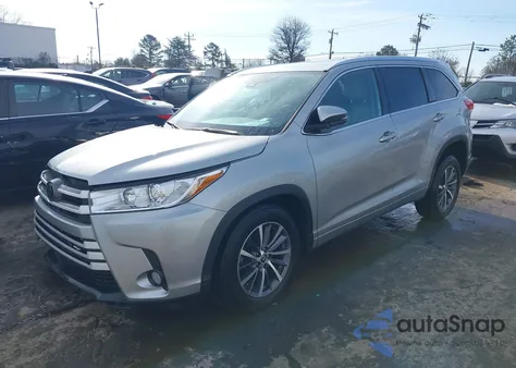 2018 Toyota Highlander Xle z USA, uszkodzony, nr VIN 5TDKZRFH7JS537429